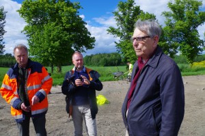 Arkeologen Björn Ambrosiani, till höger i bild, har varit och hälsat på. Till vänster står Nils Odén som är stadsträdgårdsmästare i Upplands Väsby.