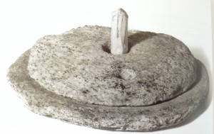 Så här såg forntida malkvarnar ut. Tänk dig att en pinne sticker upp i den övre malstenen, som gör så att stenen kan rotera mot den undre.