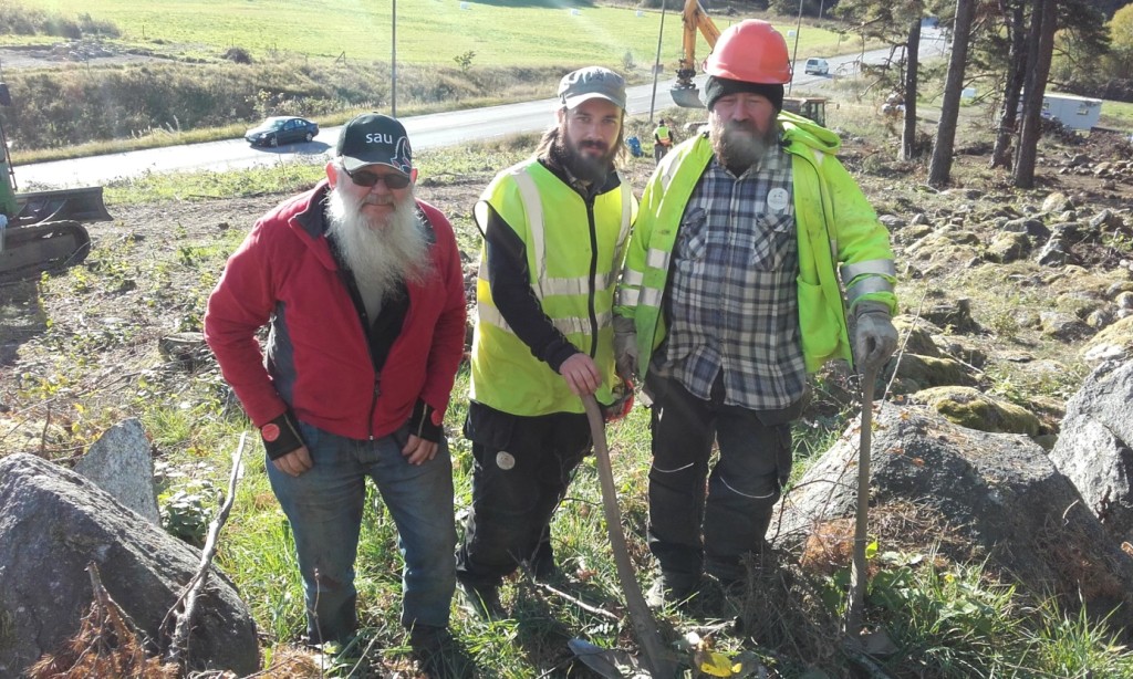 Schaktningsnestorn Pedor Jansson tillsammans med arkeologerna Peter Berg och Fredrik Thölin