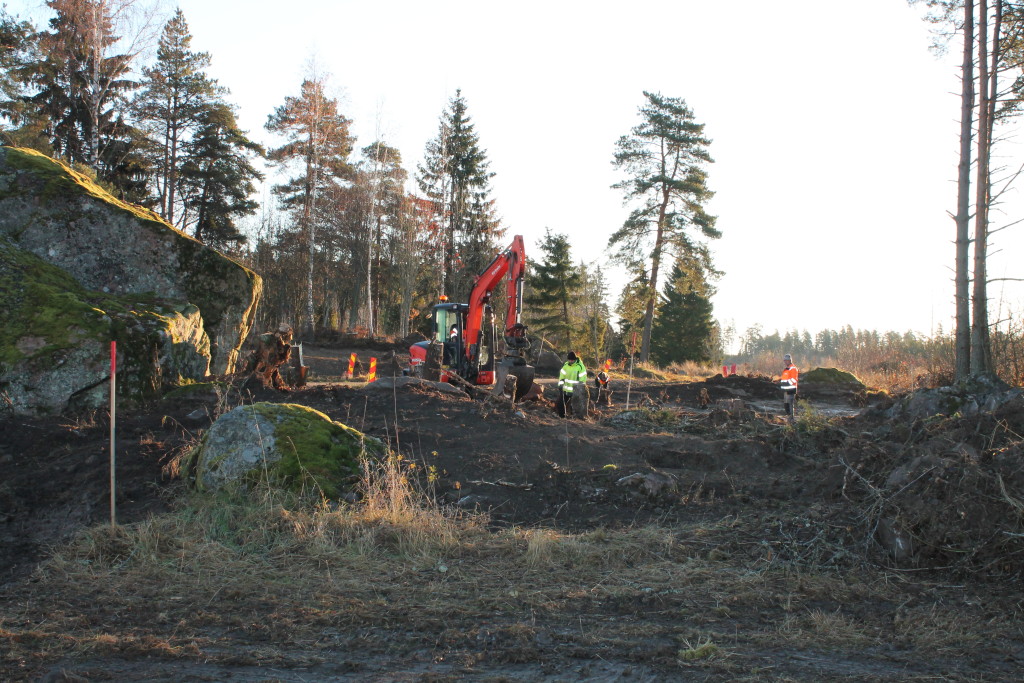 Mattias schaktar fram skärvstenslager i skogen. Foto: Ann Lindkvist.