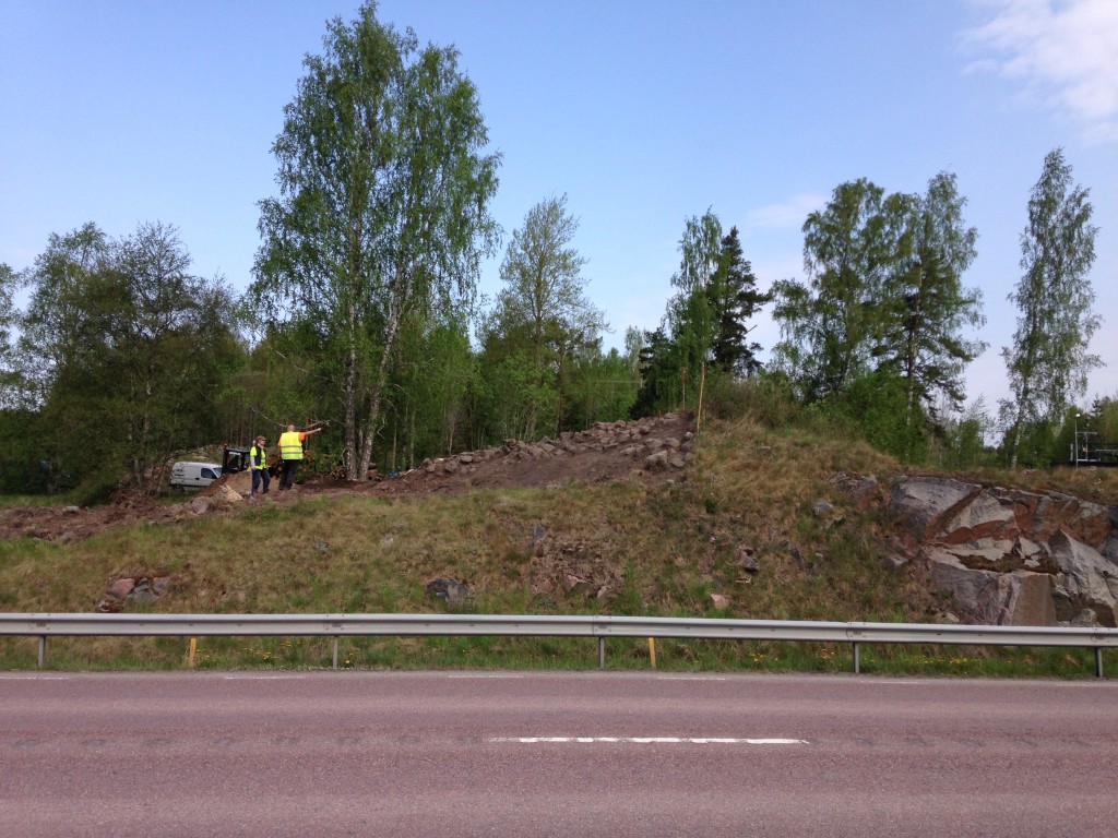 Högen som är ungefär 12 meter i diameter och 2 meter hög ligger på en bergknalle invid väg 288.